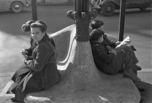 Barcellona - donne e bambini seduti su una panchina lungo le "ramblas"