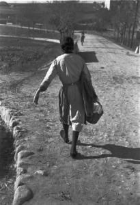 Sabadell - donna cammina recando una cesta
