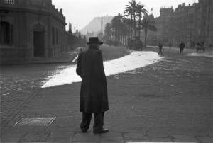 Barcellona - viale semideserto. Uomo con cappotto