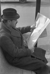Barcellona - il pittore Utrillo legge il giornale