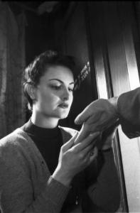 Milano - lezioni di chiromanzia. Giovane donna legge la mano