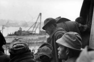 Dopoguerra. Viaggio Marocco - Ingresso nel porto di Napoli - Cacciatorpediniere Duca degli Abruzzi - Militari italiani sul ponte
