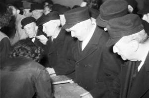Italia Dopoguerra. Milano. Elezioni amministrative del 1947. Scorcio dell'ufficio elettorale con il personale al lavoro