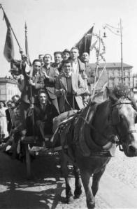 Italia Dopoguerra. Milano. Elezioni amministrative del 1947. Un carro di militanti comunisti tra le vie della città
