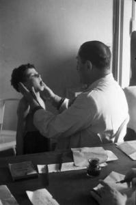 Francia dopoguerra. Bambino durante una visita medica