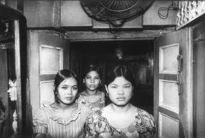 India. Tre giovani donne all'interno di un'abitazione