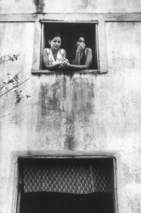 Brasile. Facciata di un palazzo - Ritratto femminile: due donne affacciate ad una finestra