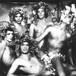 Ritratto di un gruppo di giovani nudi travestiti con ghirlande di fiori