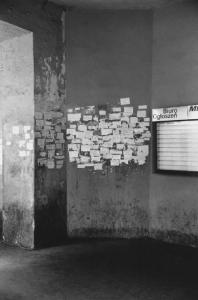 Lodz - Angolo di strada - Bacheca con tabelle e annunci scritti su bigliettini attaccati al muro