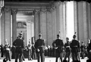 Roma - Basilica di S. Pietro. Militari in alta uniforme all'uscita della chiesa