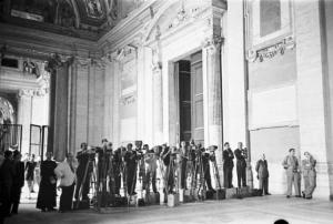 Roma - Basilica di S. Pietro. Fotografi schierati sotto al portico all'uscita della chiesa con le loro apparecchiature