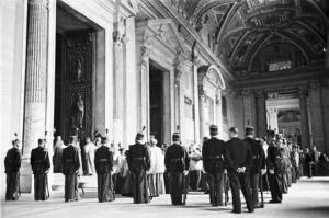 Roma - Basilica di S. Pietro. Militari in alta uniforme ed ecclesiasti schierati sotto al portico all'uscita della chiesa