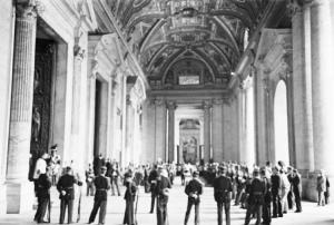 Roma - Basilica di S. Pietro. Militare in alta uniforme ed ecclesiasti schierati nel portico di fronte all'ingresso della chiesa