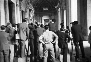 Roma - Basilica di S. Pietro. Fotografi schierati nel portico di fronte all'ingresso della chiesa con le loro apparecchiature pronte a scattare
