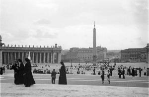 Roma - Basilica di S. Pietro. Veduta di piazza S. Pietro dal sagrato della chiesa, con alcune suore in primo piano