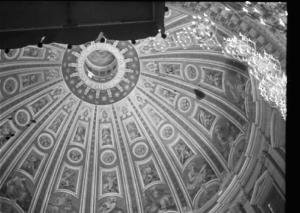 Roma - Basilica di S. Pietro. Ripresa dal basso degli affreschi della cupola