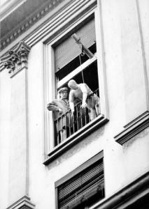 Milano. Palazzo della questura.  Manichino imbragato al balcone per la ricostruzione dell'omicidio di Giuseppe Pinelli  - accanto un perito