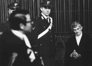 Milano. Tribunale. Il neonazista Franco Freda in aula per il processo sulla strage di Piazza Fontana - a lato un magistrato e due carabinieri