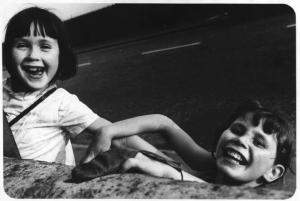 Glasgow. Ritratto di due bambine sorridenti - strada di periferia