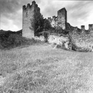 Grosio - Castello Castrum Novum - Esterno - le torri, le mura, il prato antistante