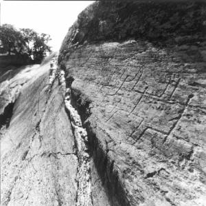 Grosio - Rupe Magna - Incisioni rupestri - particolare degli "oranti" - in secondo piano un visitatore osserva la roccia