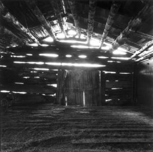 Cancano - Fienile - Interno - spiragli di luce attraverso le assi di legno della costruzione