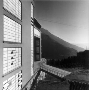 Sondalo - Villaggio Sanatoriale - Rampa d'accesso e finestre dell'edificio - sullo sfondo le montagne circostanti