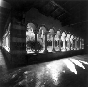 Abbazia di Piona - Chiostro - porticato - colonne e pavimento in cotto