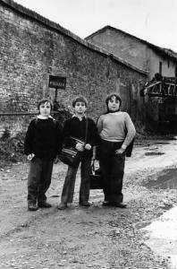 Milano. Tre ragazzi in posa in una strada di un quartiere di periferia