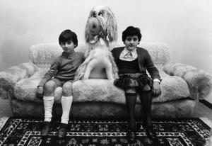 Terni - Quartiere Matteotti. Due bambine in posa sul divano con un grosso cane di pelouche