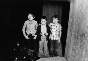Terni - Quartiere Matteotti. Tre bambini in posa sotto a un portico, accanto a un pilastro in cemento armato