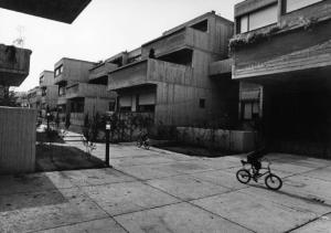 Terni - Quartiere Matteotti. Spazio aperto tra gli alloggi, con ragazzi in bicicletta