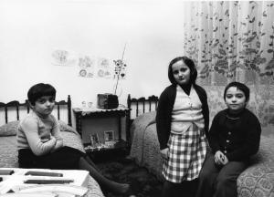 Terni - Quartiere Matteotti. Tre bambini in posa nella propria camera da letto