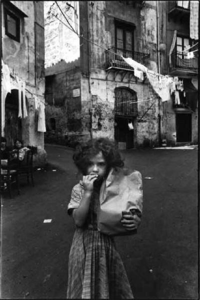 Palermo. Bambina con sacchetto di pane