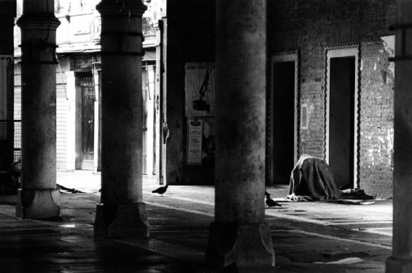 Venezia - accattone dorme sotto i portici