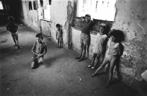Il ventre del colera. Ercolano - Edificio fatiscente - Ritratto di gruppo: bambini in pausa dal gioco