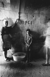 Il ventre del colera. Ercolano - Ritratto di coppia: ragazzino con donna anziana - Catino con d' acqua - Muro con la scritta "W PCI"