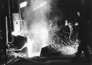 Acciaierie. Terni - Stabilimento siderurgico - Fonderia - Operai al lavoro con maschere protettive - Lapilli incandescenti