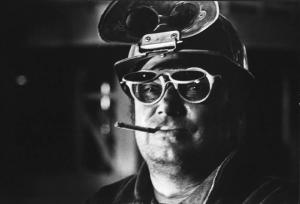 Acciaierie. Terni - Stabilimento siderurgico - Ritratto maschile: operaio con occhiali protettivi e sigaretta