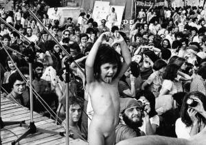 Milano, parco Lambro. Festival del "Re Nudo". Bambina nuda tra la folla