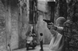 Palermo. Giovane con il volto coperto da una calza impugna una pistola