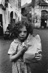 Palermo. Bambina con sacchetto di pane