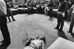 Palermo. Omicidio per strada - cadavere, polizia e curiosi