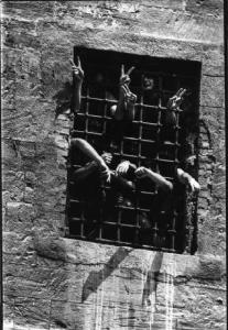 Palermo. Carcere dell'Ucciardone - detenuti alle sbarre di una finestra