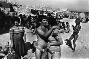 Palermo. Fidanzati si baciano in spiaggia