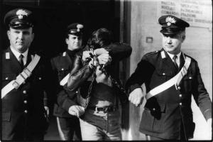 Palermo. Arresto - uomo ammanettato e incatenato scortato da due carabinieri