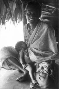 Madras. Donna allatta il figlio