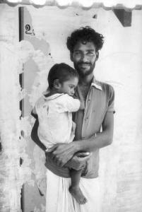 Madras. Padre con in braccio il figlio