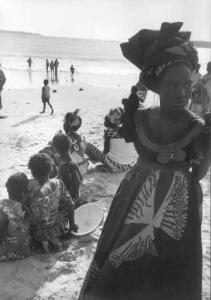 Africa [?]. Donne sedute in riva al mare