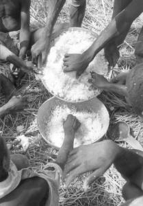 Africa [?]. Indigeni si nutrono da ciotole di riso